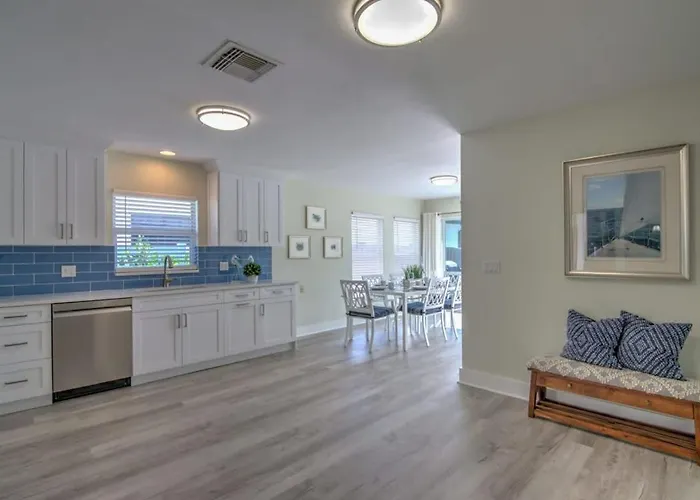 Newly Refurbished Naples Park Cottage With A Heated Pool