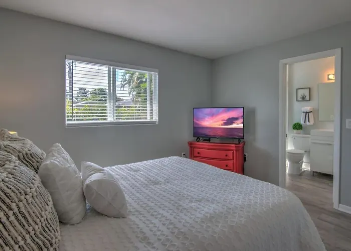 Newly Refurbished Naples Park Cottage With A Heated Pool